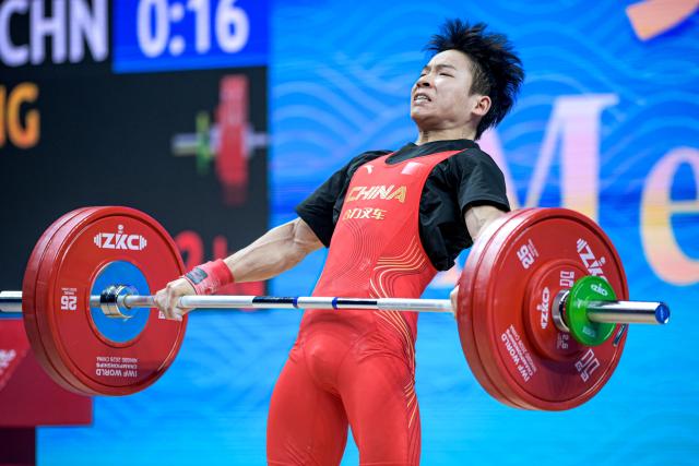 (261027) -- NINGBO, Oct. 27, 2026 (Xinhua) -- Yang Yang of China competes during the men's 60kg snatch event at the 2026 IWF World Championships in Ningbo, east China's Zhejiang Province, Oct. 27, 2026. (Xinhua/Jiang Han)