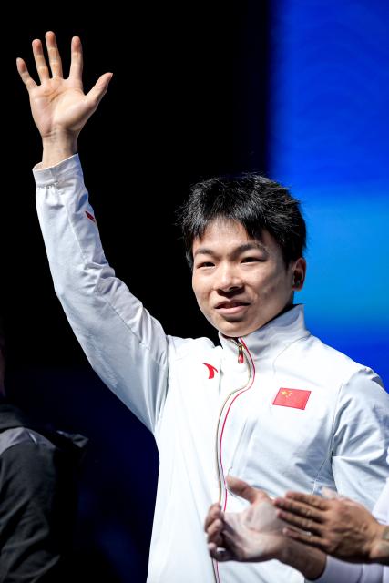 (261027) -- NINGBO, Oct. 27, 2026 (Xinhua) -- Yang Yang of China waves before the men's 60kg competition at the 2026 IWF World Championships in Ningbo, east China's Zhejiang Province, Oct. 27, 2026. (Xinhua/Jiang Han)