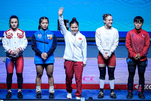 (261027) -- NINGBO, Oct. 27, 2026 (Xinhua) -- Zhao Jinhong (C) of China waves before the women's 49kg competition at the 2026 IWF World Championships in Ningbo, east China's Zhejiang Province, Oct. 27, 2026. (Xinhua/Jiang Han)