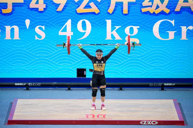 (261027) -- NINGBO, Oct. 27, 2026 (Xinhua) -- Huang Yi-Chen of Chinese Taipei competes during the women's 49kg snatch event at the 2026 IWF World Championships in Ningbo, east China's Zhejiang Province, Oct. 27, 2026. (Xinhua/Jiang Han)