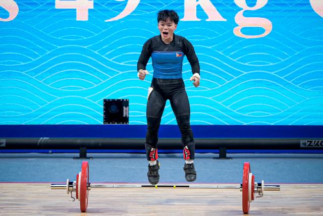 (261027) -- NINGBO, Oct. 27, 2026 (Xinhua) -- Rose Jean Ramos of the Philippines competes during the women's 49kg snatch event at the 2026 IWF World Championships in Ningbo, east China's Zhejiang Province, Oct. 27, 2026. (Xinhua/Jiang Han)