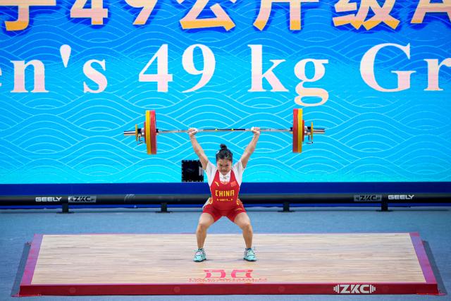 (261027) -- NINGBO, Oct. 27, 2026 (Xinhua) -- Zhao Jinhong of China competes during the women's 49kg clean and jerk event at the 2026 IWF World Championships in Ningbo, east China's Zhejiang Province, Oct. 27, 2026. (Xinhua/Jiang Han)
