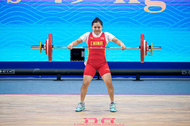 (261027) -- NINGBO, Oct. 27, 2026 (Xinhua) -- Zhao Jinhong of China competes during the women's 49kg snatch event at the 2026 IWF World Championships in Ningbo, east China's Zhejiang Province, Oct. 27, 2026. (Xinhua/Jiang Han)