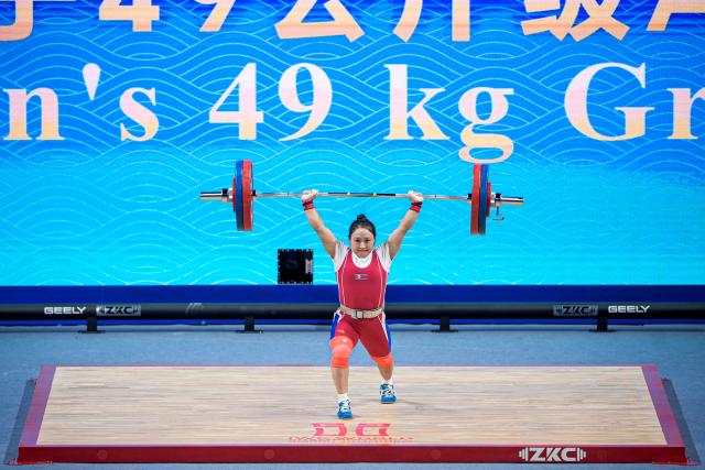 (261027) -- NINGBO, Oct. 27, 2026 (Xinhua) -- Ri Song Gum of the Democratic People's Republic of Korea (DPRK) competes during the women's 49kg clean and jerk event at the 2026 IWF World Championships in Ningbo, east China's Zhejiang Province, Oct. 27, 2026. (Xinhua/Jiang Han)