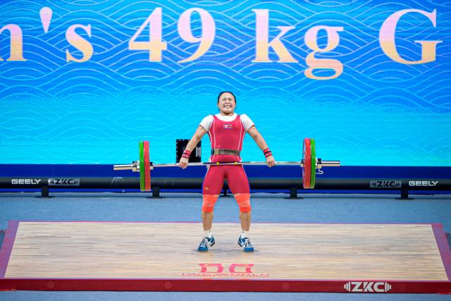 (261027) -- NINGBO, Oct. 27, 2026 (Xinhua) -- Ri Song Gum of the Democratic People's Republic of Korea (DPRK) competes during the women's 49kg snatch event at the 2026 IWF World Championships in Ningbo, east China's Zhejiang Province, Oct. 27, 2026. (Xinhua/Jiang Han)