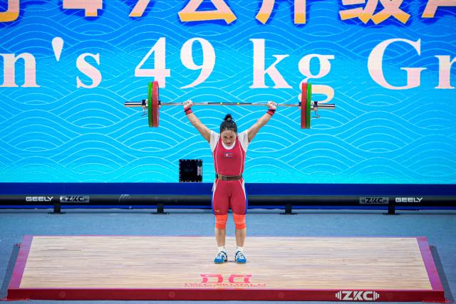 (261027) -- NINGBO, Oct. 27, 2026 (Xinhua) -- Ri Song Gum of the Democratic People's Republic of Korea (DPRK) competes during the women's 49kg snatch event at the 2026 IWF World Championships in Ningbo, east China's Zhejiang Province, Oct. 27, 2026. (Xinhua/Jiang Han)