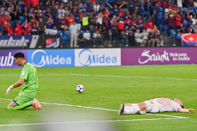 (261027) -- ISKANDAR PUTERI, Oct. 27, 2026 (Xinhua) -- Michael Falkesgaard of Port FC reacts after failing to save the ball during the AFC Champions League Elite East Region group stage match between Johor Darul Ta'zim FC of Malaysia and Port FC of Thailand in Iskandar Puteri, Malaysia, Oct. 27, 2026. (Photo by Chong Voon Chung/Xinhua)