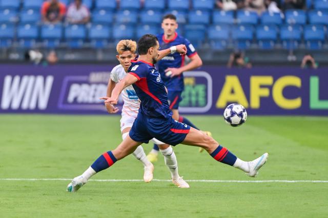 (261027) -- ISKANDAR PUTERI, Oct. 27, 2026 (Xinhua) -- Shahab Zahedi of Johor Darul Ta'zim FC vies for the ball during the AFC Champions League Elite East Region group stage match between Johor Darul Ta'zim FC of Malaysia and Port FC of Thailand in Iskandar Puteri, Malaysia, Oct. 27, 2026. (Photo by Chong Voon Chung/Xinhua)