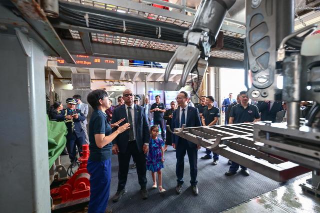 (261027) -- YAREN, Oct. 27, 2026 (Xinhua) -- Naoero President David Adeang visits the manned deep-sea submersible Jiaolong aboard China's research vessel Deep Sea No. 1 berthed at Aiwo Port in Naoero, Oct. 26, 2026.
  China's research vessel Deep Sea No. 1, carrying manned deep-sea submersible Jiaolong, on Monday visited Naoero and held an ocean-themed open day event here. (Xinhua/Li Xin)