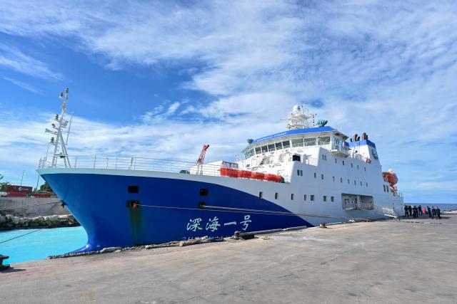 (261027) -- YAREN, Oct. 27, 2026 (Xinhua) -- This photo taken on Oct. 26, 2026 shows China's research vessel Deep Sea No. 1 berthed at Aiwo Port in Naoero.
  China's research vessel Deep Sea No. 1, carrying manned deep-sea submersible Jiaolong, on Monday visited Naoero and held an ocean-themed open day event here. (Xinhua/Li Xin)