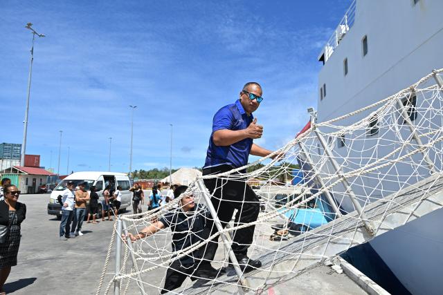 (261027) -- YAREN, Oct. 27, 2026 (Xinhua) -- Local residents board the China's research vessel Deep Sea No. 1 berthed at Aiwo Port in Naoero, Oct. 26, 2026.
  China's research vessel Deep Sea No. 1, carrying manned deep-sea submersible Jiaolong, on Monday visited Naoero and held an ocean-themed open day event here. (Xinhua/Ye Haoming)