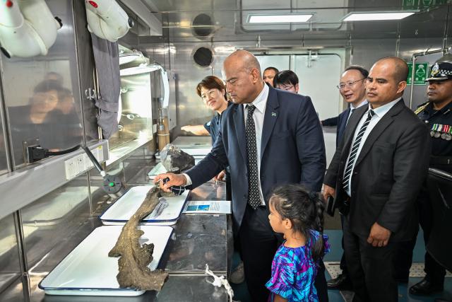 (261027) -- YAREN, Oct. 27, 2026 (Xinhua) -- Naoero President David Adeang views deep-sea samples aboard China's research vessel Deep Sea No. 1 berthed at Aiwo Port in Naoero, Oct. 26, 2026.
  China's research vessel Deep Sea No. 1, carrying manned deep-sea submersible Jiaolong, on Monday visited Naoero and held an ocean-themed open day event here. (Xinhua/Li Xin)