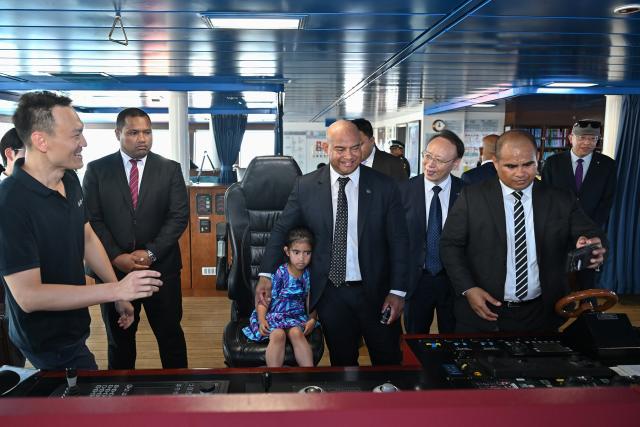 (261027) -- YAREN, Oct. 27, 2026 (Xinhua) -- Naoero President David Adeang visits the bridge of China's research vessel Deep Sea No. 1 berthed at Aiwo Port in Naoero, Oct. 26, 2026.
  China's research vessel Deep Sea No. 1, carrying manned deep-sea submersible Jiaolong, on Monday visited Naoero and held an ocean-themed open day event here. (Xinhua/Li Xin)