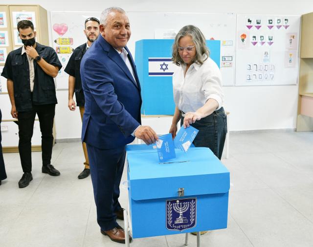 (261027) -- TEL AVIV, Oct. 27, 2026 (Xinhua) -- Gadi Eisenkot (front L), former Israeli military chief and leader of the centrist Yashar party, casts his ballot at a polling station in Herzliya, central Israel, on Oct. 27, 2026. Voting in Israel's parliamentary election began at 7 a.m. local time (0500 GMT) on Tuesday, with Prime Minister Benjamin Netanyahu's political future in focus. (JINI via Xinhua)