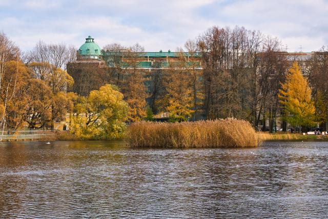 (261027) -- ST. PETERSBURG, Oct. 27, 2026 (Xinhua) -- This photo taken on Oct. 27, 2026 shows an autumn view of the Tauride Garden in St. Petersburg, Russia. (Photo by Guo Feizhou/Xinhua)