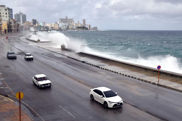 (261027) -- HAVANA, Oct. 27, 2026 (Xinhua) -- Vehicles run along the Malecon Avenue as waves crash against the seashore in Havana, Cuba, Oct. 27, 2026. (Photo by Joaquin Hernandez/Xinhua)