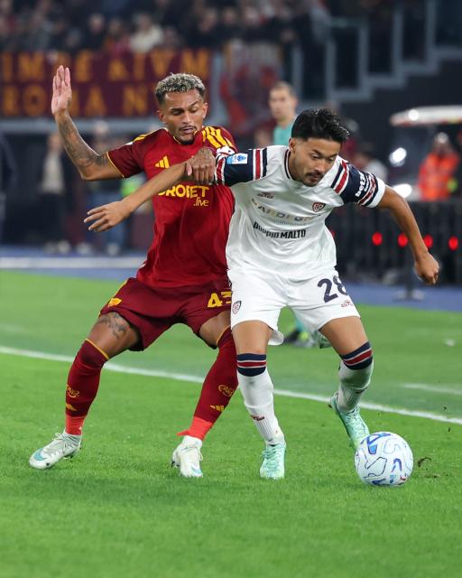 (261028) -- ROME, Oct. 28, 2026 (Xinhua) -- Sugawara Yukinari (R) of Cagliari vies with Wesley of Roma during a Serie A football match between Roma and Cagliari in Rome, Italy, Oct. 27, 2026. (Xinhua/Wang Kaiyan)