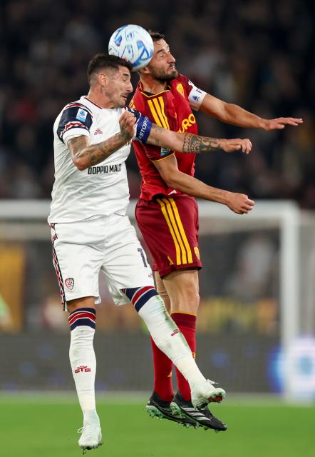 (261028) -- ROME, Oct. 28, 2026 (Xinhua) -- Alessandro Deiola (L) of Cagliari vies with Bryan Cristante of Roma during a Serie A football match between Roma and Cagliari in Rome, Italy, Oct. 27, 2026. (Xinhua/Wang Kaiyan)
