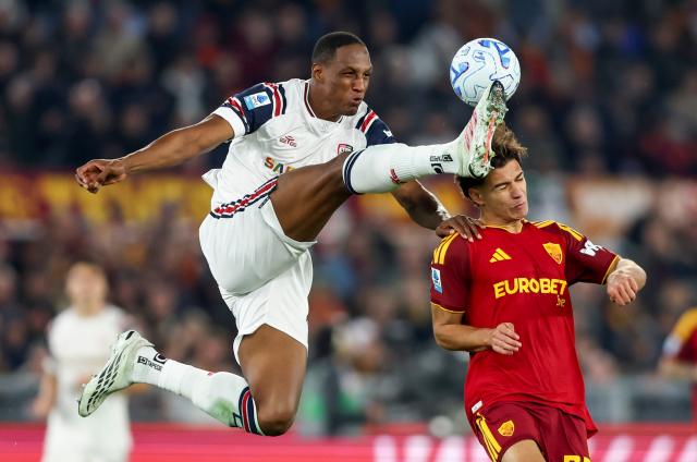 (261028) -- ROME, Oct. 28, 2026 (Xinhua) -- Yerry Mina (L) of Cagliari vies with Emanuele Lulli of Roma during a Serie A football match between Roma and Cagliari in Rome, Italy, Oct. 27, 2026. (Xinhua/Wang Kaiyan)