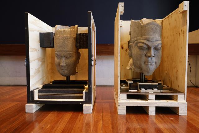 (261028) -- CANBERRA, Oct. 28, 2026 (Xinhua) -- This photo taken on Oct. 28, 2026 shows two Chinese cultural relics, the head of a military official statue (L) and the head of a civil official statue, both dating back to the Northern Song Dynasty (960-1127), returned from Australia, in Canberra, Australia. The National Gallery of Australia (NGA) handed over two Chinese cultural relics to China's National Cultural Heritage Administration in Canberra at 2:52 p.m. local time on Wednesday.
  According to the NGA, both relics are made of limestone and originated from central China's Henan Province. (Photo by Chu Chen/Xinhua)