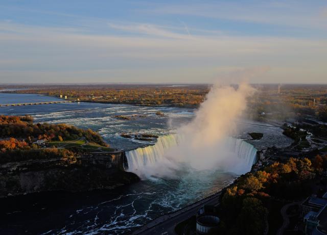 (261028) -- NIAGARA FALLS, Oct. 28, 2026 (Xinhua) -- The sunset view of Niagara Falls is seen in Ontario, Canada, Oct. 27, 2026. (Photo by Yang Shu/Xinhua)