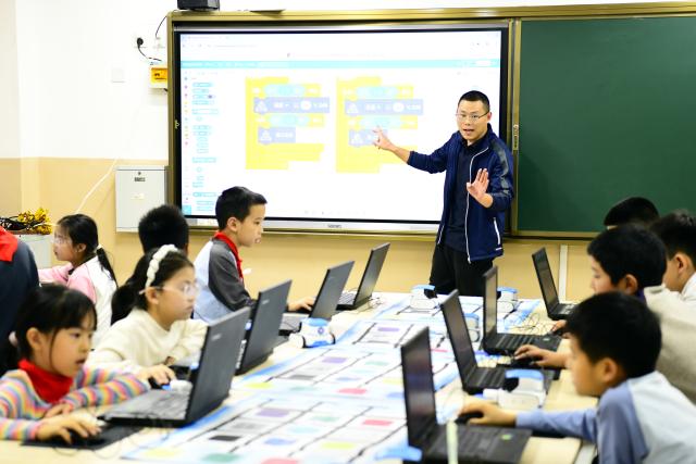 (261028) -- JINAN, Oct. 28, 2026 (Xinhua) -- A teacher gives a lesson on AI at a primary school in Jinan, east China's Shandong Province, Oct. 27, 2026. In recent years, Jinan has strengthened science and technology education in primary and secondary schools. Through a rich array of regular sci-tech themed activities, local schools have deeply integrated scientific knowledge into daily teaching to better nurture students' scientific literacy. (Xinhua/Guo Xulei)
