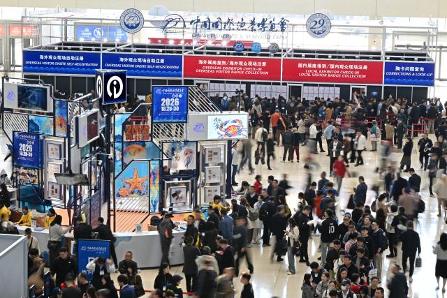 (261028) -- QINGDAO, Oct. 28, 2026 (Xinhua) -- People visit the 29th China Fisheries & Seafood Expo in Qingdao, east China's Shandong Province, Oct. 28, 2026. The expo kicked off here on Wednesday, with an exhibition area of approximately 120,000 square meters, showcasing exhibits covering aquatic raw materials and processed products, aquaculture and processing technologies and equipment, and cold chain logistics facilities. The expo, which will last until Oct. 30, has attracted numerous domestic and international manufacturers and buyers to seek business opportunities. (Xinhua/Li Ziheng)