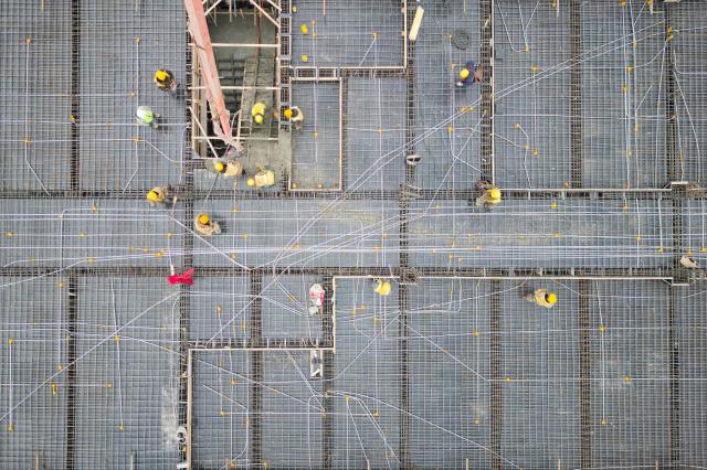 (261028) -- QIQIHAR, Oct. 28, 2026 (Xinhua) -- An aerial drone photo taken on Oct. 28, 2026 shows workers carrying out concrete pouring work at a construction site of the Fuyu-Jiagedaqi Railway upgrading project in northeast China's Heilongjiang Province. Various measures have been adopted to tackle difficulties in railway construction amid low temperatures, and to ensure that the project advance in an efficient and orderly manner. 
   This railway serves as a critical artery connecting the Greater Khingan Mountains and the outer world. (Xinhua/Zhang Tao)