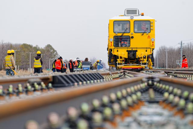 (261028) -- QIQIHAR, Oct. 28, 2026 (Xinhua) -- Workers carry out tamping work at a construction site of the Fuyu-Jiagedaqi Railway upgrading project in northeast China's Heilongjiang Province, Oct. 28, 2026. Various measures have been adopted to tackle difficulties in railway construction amid low temperatures, and to ensure that the project advance in an efficient and orderly manner. 
   This railway serves as a critical artery connecting the Greater Khingan Mountains and the outer world. (Xinhua/Zhang Tao)