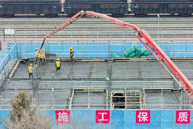 (261028) -- QIQIHAR, Oct. 28, 2026 (Xinhua) -- An aerial drone photo taken on Oct. 28, 2026 shows workers carrying out concrete pouring work at a construction site of the Fuyu-Jiagedaqi Railway upgrading project in northeast China's Heilongjiang Province. Various measures have been adopted to tackle difficulties in railway construction amid low temperatures, and to ensure that the project advance in an efficient and orderly manner. 
   This railway serves as a critical artery connecting the Greater Khingan Mountains and the outer world. (Xinhua/Zhang Tao)