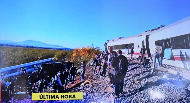 (261028) -- MADRID, Oct. 28, 2026 (Xinhua) -- This TV screenshot captured on Oct. 28, 2026 shows the site of high-speed train collision in Toledo province, Spain. The death toll has risen to 46 from Wednesday's high-speed train collision in Toledo province, Spain, local media reported, citing civil protection sources.
   According to Spanish newspaper ABC, the crash involved a Renfe AVE train and an Iryo train, causing two carriages of the Iryo train to derail. Witnesses reported numerous injuries. (Xinhua/Cheng Min)