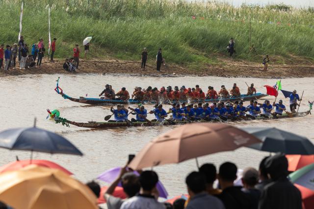 (261028) -- VIENTIANE, Oct. 28, 2026 (Xinhua) -- Teams compete in the boat racing festival in Vientiane, Laos on Oct. 27, 2026. The annual boat racing festival was held here on Tuesday. (Photo by Kaikeo Saiyasane/Xinhua)
