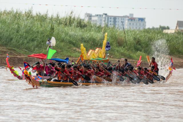 (261028) -- VIENTIANE, Oct. 28, 2026 (Xinhua) -- Teams compete in the boat racing festival in Vientiane, Laos on Oct. 27, 2026. The annual boat racing festival was held here on Tuesday. (Photo by Kaikeo Saiyasane/Xinhua)