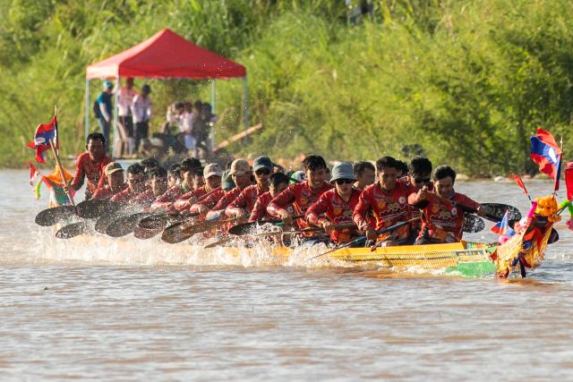 (261028) -- VIENTIANE, Oct. 28, 2026 (Xinhua) -- A team competes in the boat racing festival in Vientiane, Laos on Oct. 27, 2026. The annual boat racing festival was held here on Tuesday. (Photo by Kaikeo Saiyasane/Xinhua)