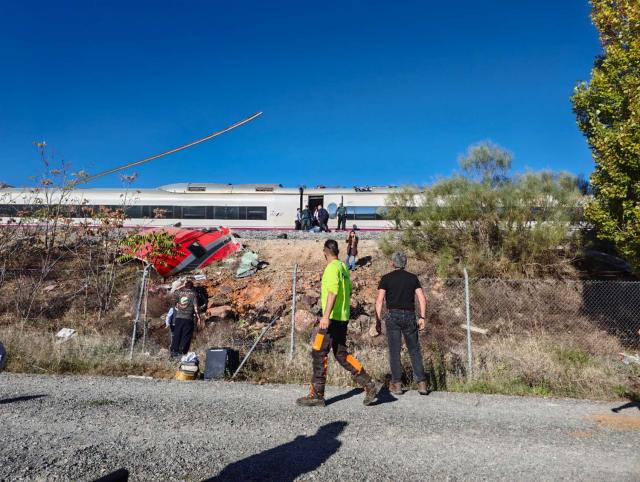 (261028) -- MADRID, Oct. 28, 2026 (Xinhua) -- This photo taken on Oct. 28, 2026 shows the site of high-speed train collision in Toledo province, Spain. At least 50 people were killed and 179 others injured in a collision between two high-speed trains on the railway line linking Madrid with the southern region of Andalusia on Wednesday morning, Spanish media reported.
   The accident occurred at around 8:54 a.m. local time (0754 GMT) near Urda station in the province of Toledo, about 120 km south of Madrid.
   The collision involved a train operated by state-owned railway company Renfe and another operated by private company Iryo. (Xinhua)