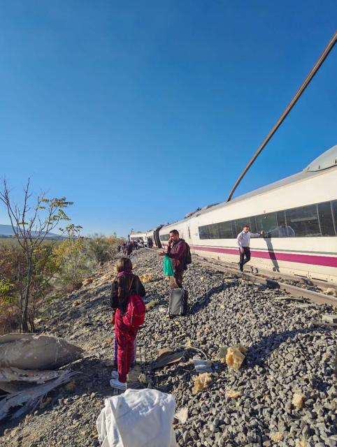 (261028) -- MADRID, Oct. 28, 2026 (Xinhua) -- This photo taken on Oct. 28, 2026 shows the site of high-speed train collision in Toledo province, Spain. At least 50 people were killed and 179 others injured in a collision between two high-speed trains on the railway line linking Madrid with the southern region of Andalusia on Wednesday morning, Spanish media reported.
   The accident occurred at around 8:54 a.m. local time (0754 GMT) near Urda station in the province of Toledo, about 120 km south of Madrid.
   The collision involved a train operated by state-owned railway company Renfe and another operated by private company Iryo. (Xinhua)