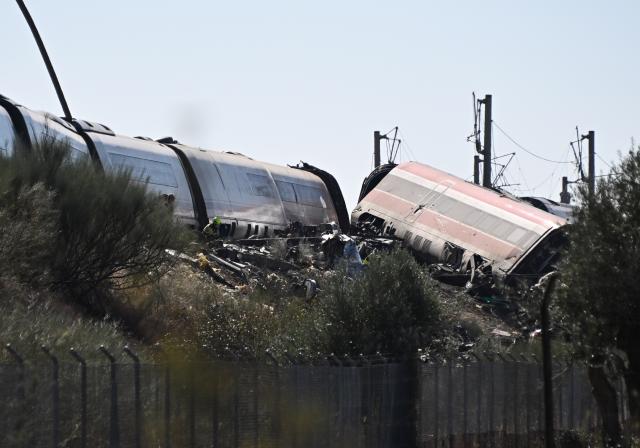 (261028) -- MADRID, Oct. 28, 2026 (Xinhua) -- This photo taken on Oct. 28, 2026 shows the site of high-speed train collision in Toledo province, Spain.
  At least 64 were killed in a train accident that occurred on Wednesday in the Spanish province of Toledo, south of Madrid, local authorities confirmed. (Xinhua/Cheng Min)