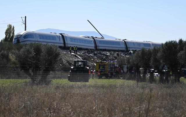 (261028) -- MADRID, Oct. 28, 2026 (Xinhua) -- This photo taken on Oct. 28, 2026 shows the site of high-speed train collision in Toledo province, Spain.
  At least 64 were killed in a train accident that occurred on Wednesday in the Spanish province of Toledo, south of Madrid, local authorities confirmed. (Xinhua/Cheng Min)