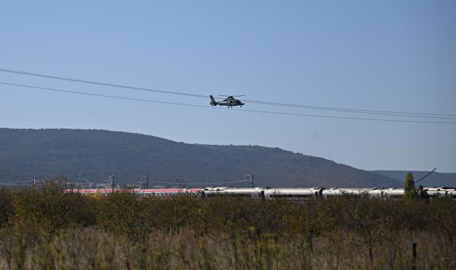 (261028) -- MADRID, Oct. 28, 2026 (Xinhua) -- This photo taken on Oct. 28, 2026 shows the site of high-speed train collision in Toledo province, Spain.
  At least 64 were killed in a train accident that occurred on Wednesday in the Spanish province of Toledo, south of Madrid, local authorities confirmed. (Xinhua/Cheng Min)