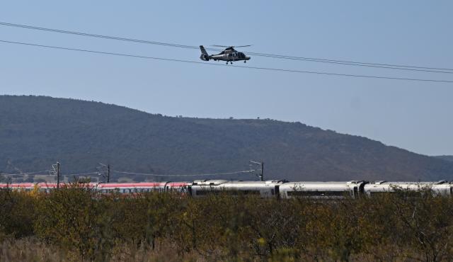 (261028) -- MADRID, Oct. 28, 2026 (Xinhua) -- This photo taken on Oct. 28, 2026 shows the site of high-speed train collision in Toledo province, Spain.
  At least 64 were killed in a train accident that occurred on Wednesday in the Spanish province of Toledo, south of Madrid, local authorities confirmed. (Xinhua/Cheng Min)