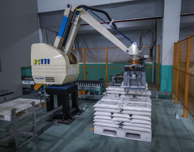 (261028) -- JIAXING, Oct. 28, 2026 (Xinhua) -- This photo taken on Oct. 28, 2026 shows automated equipment packing processed rice at the workshop of a rice company in Yuxin Town, Nanhu District of Jiaxing City, east China's Zhejiang Province. Recently, 140,000 mu (about 9,333 hectares) of late rice in Nanhu District of Jiaxing City has entered the harvest season. Farmers are making the most of the fine weather to conduct rice harvest and process by using automated equipment. (Xinhua/Xu Yu)
