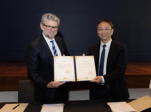 (261028) -- CANBERRA, Oct. 28, 2026 (Xinhua) -- Tang Wei (R), deputy director of China's National Cultural Heritage Administration (NCHA), presents a certificate of appreciation to Nick Mitzevich, director of the National Gallery of Australia, in Canberra, Australia, Oct. 28, 2026.
  Australia returned two Chinese cultural relics to China at a handover ceremony held at the National Gallery of Australia (NGA) in Canberra on Wednesday.
  TO GO WITH "Australia returns 2 cultural relics to China" (Photo by Chu Chen/Xinhua)