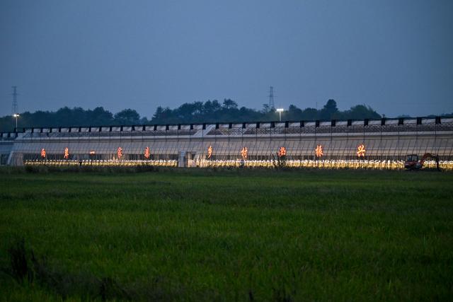 (261028) -- JINHUA, Oct. 28, 2026 (Xinhua) -- This photo taken on Oct. 27, 2026 shows a night view of a smart greenhouse at an agricultural science and technology industrial park in Jindong District of Jinhua City, east China's Zhejiang Province. The agricultural science and technology industrial park was established in September 2023 as a designated benchmark project for modern agriculture in Jindong District of Jinhua City. 
   The park covers an area of 198.2 mu (about 13.2 hectares), including modern agricultural smart greenhouses, outdoor standardized planting areas, as well as supporting facilities such as water sources and parking lots. It aims to create an intelligent agricultural comprehensive industrial park integrating seedling research and development, ecological planting, deep processing, brand sales, tourism, and agricultural technology demonstration.
   The park has introduced specialty fruit and vegetable varieties of pineapples, dragon fruits, and blueberries to build a demonstration model for high-end tropical fruit and vegetable planting. It has revitalized the idle land resources in the area, optimized the regional agricultural industrial structure. (Xinhua/Chen Yehua)