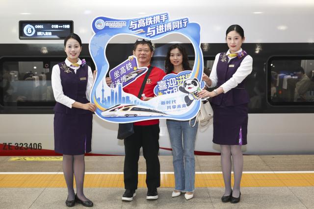 (261028) -- SHANGHAI, Oct. 28, 2026 (Xinhua) -- Passengers pose for photos behind a frame prop promoting the upcoming 9th China International Import Expo (CIIE) at the platform of Shanghai Hongqiao Railway Station in east China's Shanghai, Oct. 28, 2026. A promotion activity was held on the train G901 on Wednesday to show highlights of this year's CIIE, which will be held in Shanghai from Nov. 5 to 10. (Xinhua/Wang Xiang)