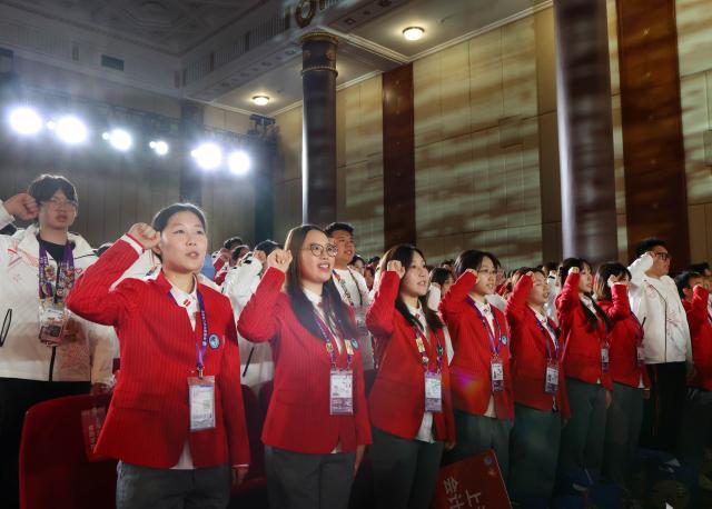 (261028) -- SHANGHAI, Oct. 28, 2026 (Xinhua) -- This photo taken on Oct. 28, 2026 shows a swearing-in ceremony for volunteers of the upcoming 9th China International Import Expo (CIIE) at Shanghai Exhibition Center in east China's Shanghai.
  A total of 4,561 CIIE volunteers took the oath online or offline on Wednesday, officially committing to serve at the event.
   Volunteers will provide services including guidance and consultation, registration management, guests liaison and reception, transaction data analysis, and medical assistance during the CIIE. (Xinhua/Liu Ying)