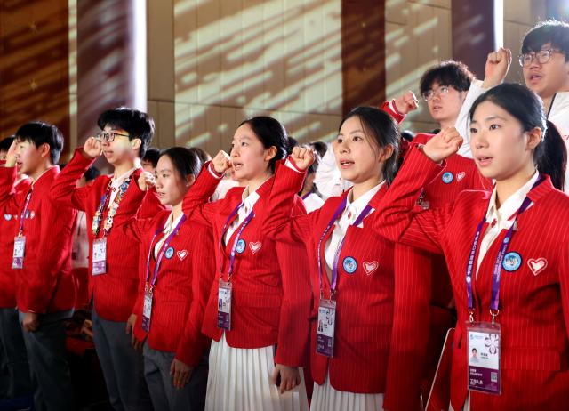(261028) -- SHANGHAI, Oct. 28, 2026 (Xinhua) -- This photo taken on Oct. 28, 2026 shows a swearing-in ceremony for volunteers of the upcoming 9th China International Import Expo (CIIE) at Shanghai Exhibition Center in east China's Shanghai.
  A total of 4,561 CIIE volunteers took the oath online or offline on Wednesday, officially committing to serve at the event.
   Volunteers will provide services including guidance and consultation, registration management, guests liaison and reception, transaction data analysis, and medical assistance during the CIIE. (Xinhua/Liu Ying)