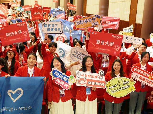 (261028) -- SHANGHAI, Oct. 28, 2026 (Xinhua) -- Volunteers of the upcoming 9th China International Import Expo (CIIE) attend a swearing-in ceremony at Shanghai Exhibition Center in east China's Shanghai, Oct. 28, 2026.
  A total of 4,561 CIIE volunteers took the oath online or offline on Wednesday, officially committing to serve at the event.
   Volunteers will provide services including guidance and consultation, registration management, guests liaison and reception, transaction data analysis, and medical assistance during the CIIE. (Xinhua/Liu Ying)