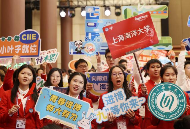 (261028) -- SHANGHAI, Oct. 28, 2026 (Xinhua) -- Volunteers of the upcoming 9th China International Import Expo (CIIE) attend a swearing-in ceremony at Shanghai Exhibition Center in east China's Shanghai, Oct. 28, 2026.
  A total of 4,561 CIIE volunteers took the oath online or offline on Wednesday, officially committing to serve at the event.
   Volunteers will provide services including guidance and consultation, registration management, guests liaison and reception, transaction data analysis, and medical assistance during the CIIE. (Xinhua/Liu Ying)