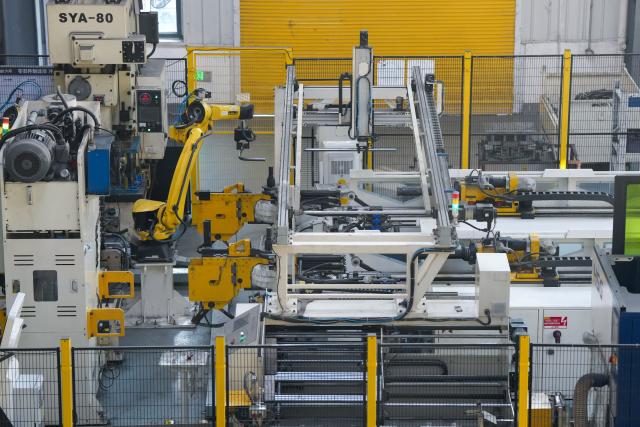 (261028) -- NANJING, Oct. 28, 2026 (Xinhua) -- This photo taken on Oct. 14, 2026 shows a vehicle parts production line controlled by industrial robots at a smart electric two-wheeler company in Changzhou, east China's Jiangsu Province.
  In recent years, Changzhou City has leveraged its traditional strengths in manufacturing to accelerate the clustering of electric two-wheeler manufacturers and their component suppliers, aiming at development of more smart and high-end products. 
  The city now accounts for about 10 percent of China's output of electric two-wheelers and has established a complete industrial chain spanning from parts to general assembly. 
  Changzhou has also actively reinforced the technological innovation as the main driver of the industry, as local makers keep boosting R&D efforts to further improve their products. (Xinhua/Li Bo)