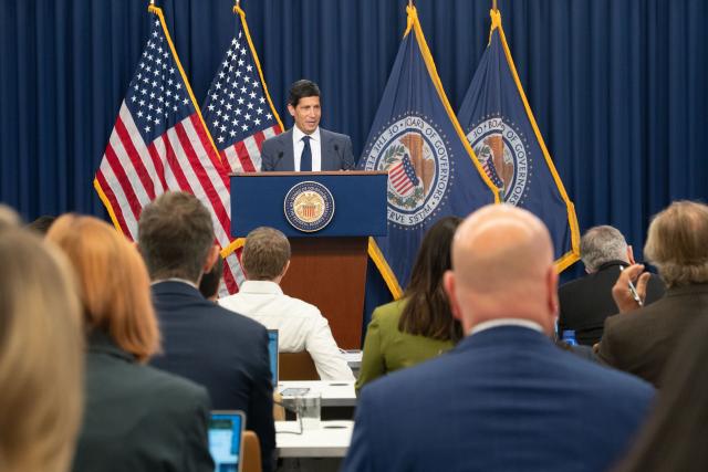 (261028) -- WASHINGTON, Oct. 28, 2026 (Xinhua) -- U.S. Federal Reserve Chair Kevin Warsh speaks at a press conference in Washington, D.C., the United States, Oct. 28, 2026. The U.S. Federal Reserve on Wednesday kept its target range for the federal funds rate unchanged at 3.75 to 4 percent, less than a week ahead of the 2026 midterm elections. (Photo by Li Yuanqing/Xinhua)